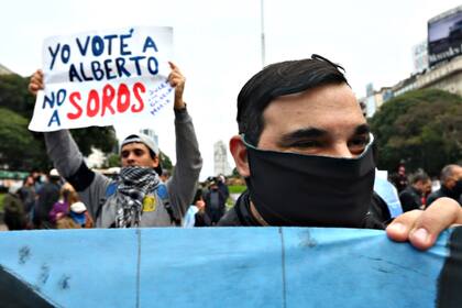 En los carteles también se abordaban algunas de las teorías conspirativas en torno al origen del coronavirus Covid-19