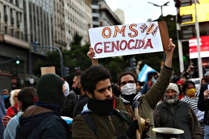 En los carteles también tildaron de "genocida" a la Organización Mundial de la Salud