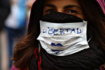 Los mensajes también se replicaron en los barbijos de los que fueron a la marcha y pedían "libertad"