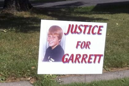 Los carteles exigiendo justicia por el niño asesinado comenzaron a aparecer en su pueblo y en las rutas aledañas