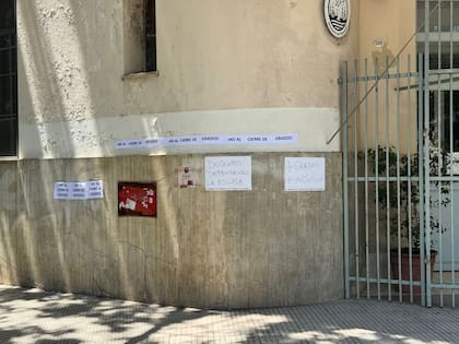 Los carteles junto al ingreso de la Escuela Primaria N° 1