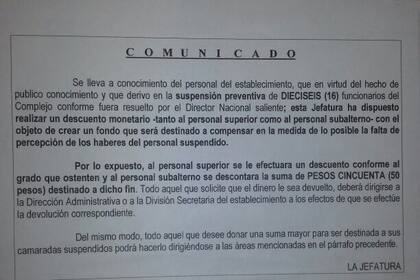 Los carteles pidiendo colaboración para los agentes suspendidos fueron pegados en varios sectores del penal de Ezeiza