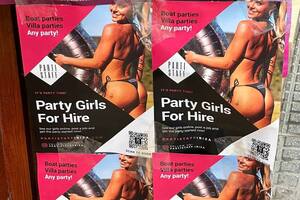 Los carteles que están pegados en ciertas zonas de Ibiza