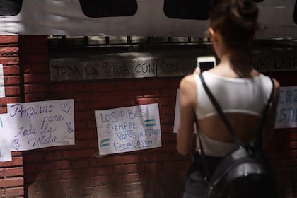 Los carteles que pusieron los simpatizantes de Cristina Kirchner frente a la clínica donde permanece internada