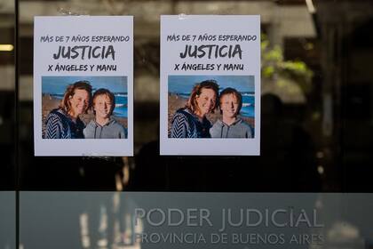 Los carteles que se pusieron ayer en los tribunales de San Isidro