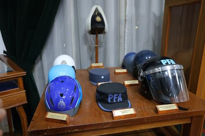 Los cascos de la policía a través del tiempo y las especialidades