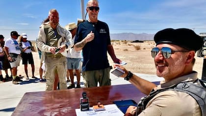 Los casi 25.000 "ciudadanos" son de 120 países alrededor del mundo. Aquí algunos registran su entrada a la república en una caseta fronteriza.