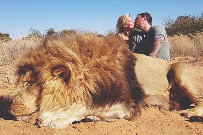 Los cazadores ostentan sus "logros" en sus redes sociales, como esta pareja canadiense que sufrió la ira de los usuarios tras subir esta foto en 2019