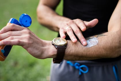 Los CDC instan a viajeros a protegerse con repelentes, ropa adecuada y alojamientos seguros