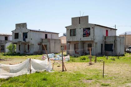 El gobierno bonaerense estima que unas 400 familias usurpan casas y terrenos en Los Ceibos; hay alrededor de 600 menores