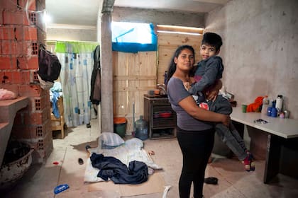 Érica Rodríguez vive en la toma con su maridos y sus dos hijos, uno de los cuales padece una enfermedad neurológica; la mujer denunció represiones por parte del municipio de La Matanza
