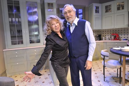 Los célebres actores lograron encontrar una plaza libre en la ciudad de Buenos Aires gracias a la generosidad de Gerardo Romano y Ana María Picchio, quienes les cedieron la sala del Multitabaris y viajaron a Mar del Plata con su obra, El secreto. Ayer, luego de varios días de intenso ensayo, por fin Silveyra y Brandoni volvieron al ruedo