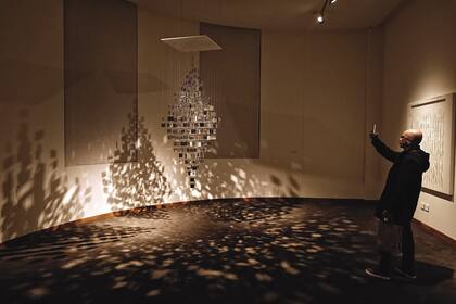 Los célebres móviles de Le Parc están hoy por toda la ciudad: en el Centro Cultural Kirchner, en el Museo Nacional de Bellas Artes, en el Teatro Colón, en el Faena Art Center y en la torre corporativa del Banco Galicia, entre otros espacios