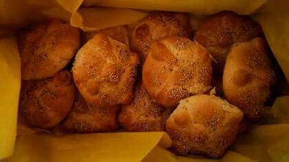 Los celíacos e intolerantes deben evitar los panes de trigo y otros cereales con gluten.