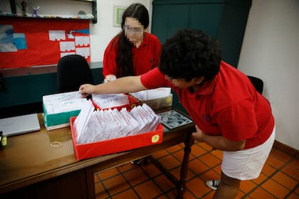 Los celulares adentro de sobres con los nombres de los alumnos, una nueva realidad en los colegios de la ciudad de Buenos Aires