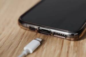 Los celulares deben ser cargados sin la funda (Foto Pexels)