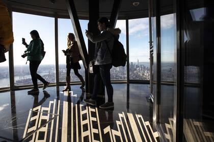 Los celulares intentan captar algo de las impactantes vistas de la ciudad