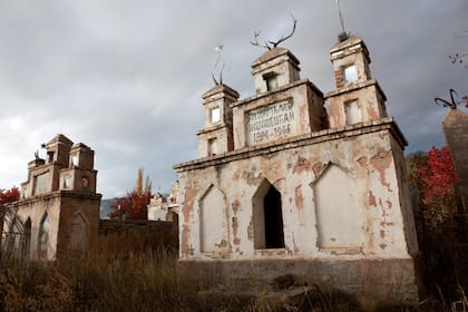 Los cementerios de Kirguistán incluyen influencias nómades, islámicas y soviéticas