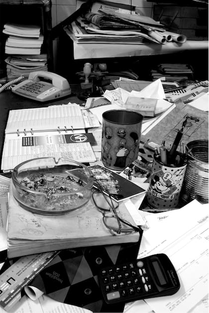 "Los ceniceros siempre llenos. Nada estaba en su lugar. Nada adentro de su estuche. Los lentes sueltos, las lapiceras sin capuchones, el papel carbónico fuera del talonario de facturas. Pero, en su propio caos, papá sabía donde estaba cada cosa", desribe Sergio Vega en una de las páginas de Imprenteros la imagen que tomó César Capasso