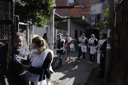 Los censistas se despliegan por las calles y pasillos de la villa 21-24, en Barracas, donde se realiza el operativo territorial