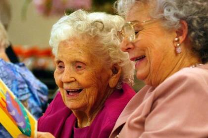 Los centenarios podrían portar variantes genéticas inusuales que prolongan la vida o, en cambio, pueden carecer de otras más comunes que causan enfermedades y trastornos en la vejez