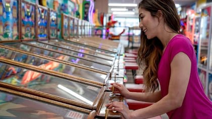 Los centros de entretenimiento con videojuegos, maquinitas y deportes bajo techo son populares en este destino