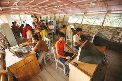 Los centros flotantes de capacitación en agricultura están equipados con computadoras portátiles conectadas con internet