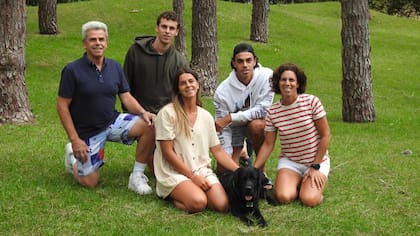 Los Cerúndolo, todos vinculados al deporte: papá Alejandro y mamá María Luz, ambos ex tenistas profesionales; Juan Manuel y Francisco, actuales jugadores de ATP; y Constanza, jugadora de hockey en Belgrano Athletic y Las Leonas.  