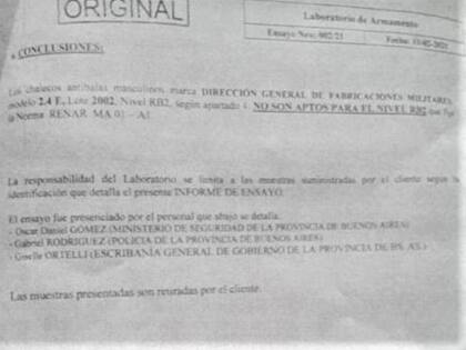“Los chalecos antibalas masculinos marca Dirección General de Fabricaciones Militares, modelo 2.4, lote 2002, nivel RB2, según apartado 4: no son aptos para el nivel RB2”, informó el Laboratorio de Armamentos del Ejército