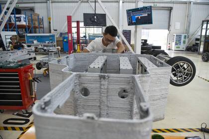 Los chasis son producidos por una impresora 3D que agiliza la fabricación, pero tienen que ser retocados a mano para reducir la impresión tosca que le da la máquina