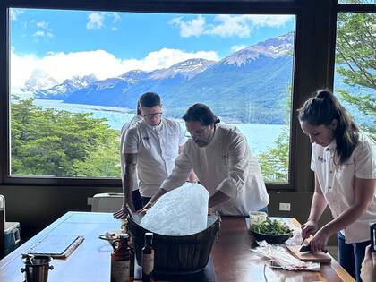 Los chef Nanni y los hermanos Repetto presentan platos con carne de guanaco con el glaciar Perito Moreno de fondo