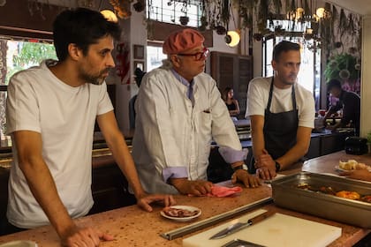 Los chefs Guido Tassi, Francis Mallmann y Martín Lukesch en la barra de El Preferido de Palermo