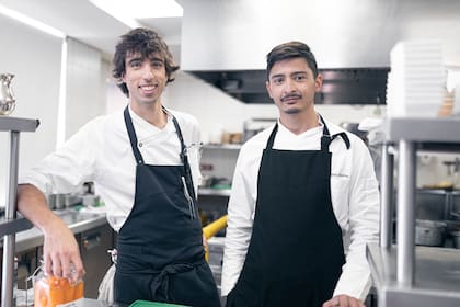 Los chefs Julián Galende y Kenyi Heanna