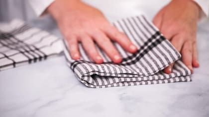 Los chefs latinos usan el "trapo al hombro" como un tradición heredada