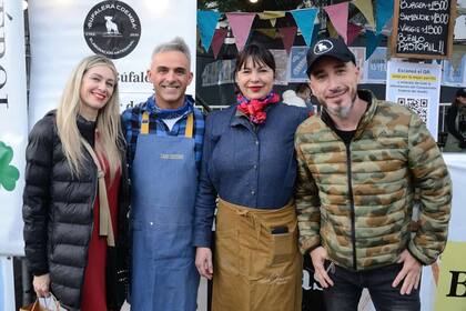 Los chefs Leandro Cristino y Paula Sánchez, en el centro, y los socios en Coembá Julieta Marchese y Guillermo Tovo