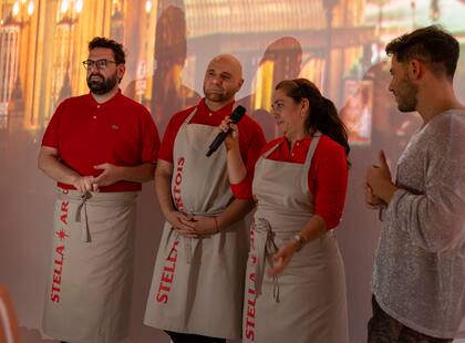Los chefs presentando el menú de la noche.