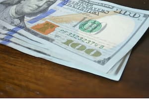 Los cheques en dólares empiezan a moverse, pero siguen los rechazos por falta de fondos