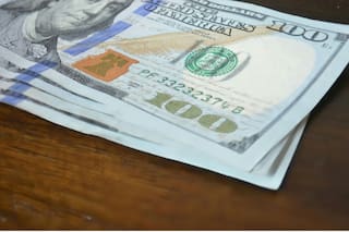 Los cheques en dólares empiezan a moverse, pero siguen los rechazos por falta de fondos