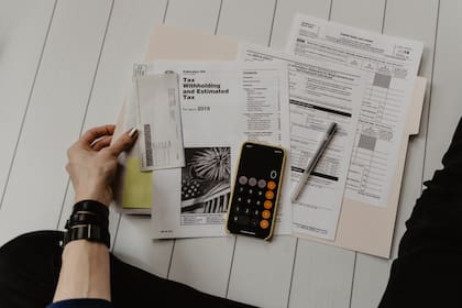 Los cheques que les regalan a las víctimas son fraudulentos y pueden ocasionarles problemas con el banco