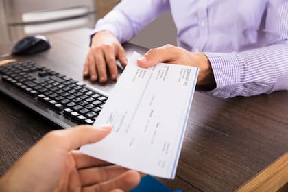 Se usa el cheque “a la orden” sin consignar beneficiario y sin endoso formal para realizar pagos sin declarar.