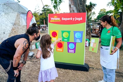 Los chicos aprenden y se divierten en la playa con las actividades de McDonald's.