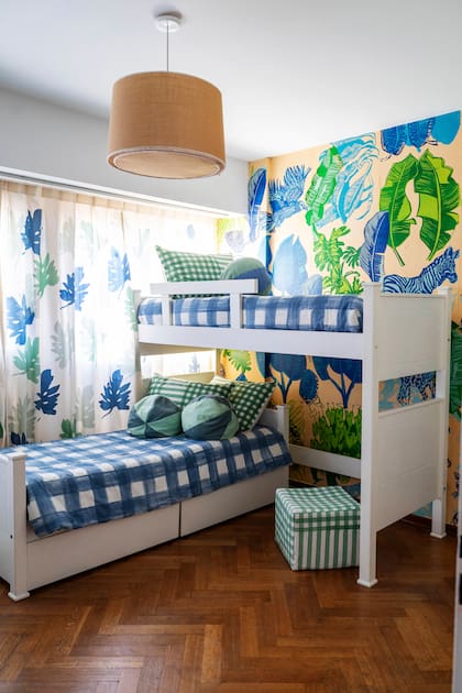 Los chicos comparten un cuarto que es una selva azul y verde