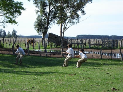 Los chicos crecieron en el campo, entre menchos (gauchos correntinos) y paisanas, y aprendieron las tareas cotidianas del campo.