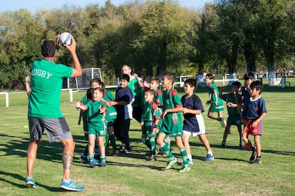 Los chicos de Camioneros Rugby Club en una práctica; por ahora, sólo pueden jugar partidos amistosos