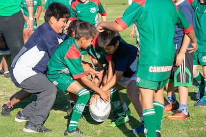 Los chicos de Camioneros Rugby Club en una práctica; por ahora, sólo pueden jugar partidos amistosos