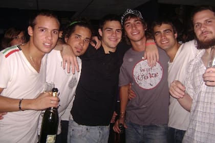 Los chicos de Casi Angeles junto a amigos en el boliche de Palermo