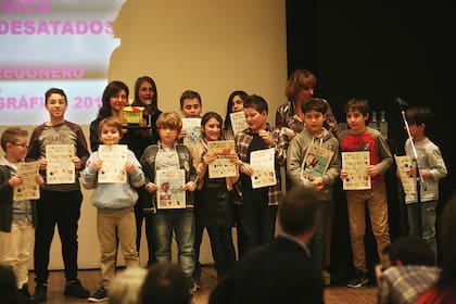 Los chicos de Cordones Desatados recibiendo el premio Pregonero junto a Jéssica Fainsod, su coordinadora