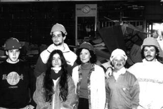 Los chicos de la AMIA: la historia de los casi 800 voluntarios que tuvieron la valiente misión de rescatar miles de libros de los escombros