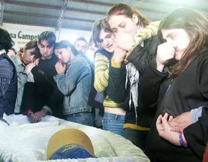 Los chicos de la escuela de Carmen de Patagones expresan todo su dolor en el velatorio de uno de sus compañeros asesinados