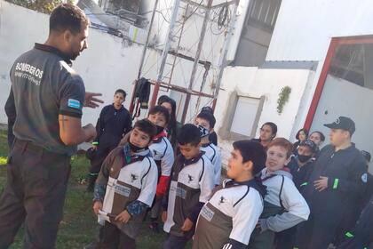 Los chicos de Los Hurones, el club de rugby de Arroyito, Córdoba, durante una visita a los bomberos 